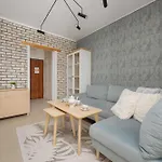 Spacious For 4 People With Air Conditioning By Renters Daire Varşova