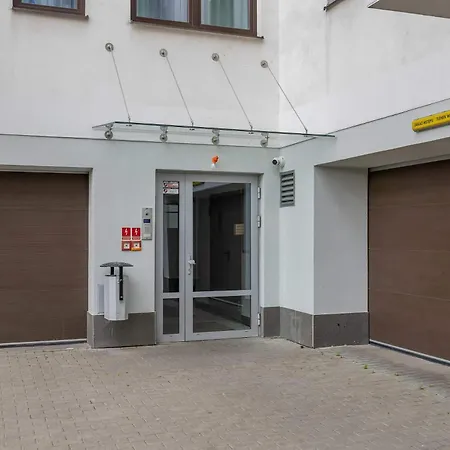 Spacious For 4 People With Air Conditioning By Renters *