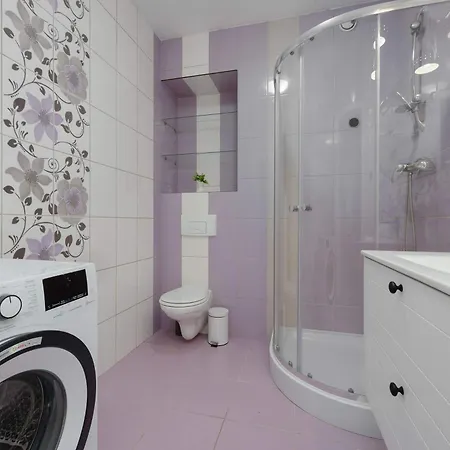 Spacious For 4 People With Air Conditioning By Renters *