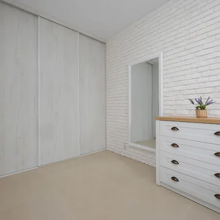 Spacious For 4 People With Air Conditioning By Renters *