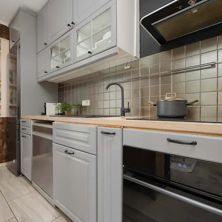 Spacious For 4 People With Air Conditioning By Renters Lägenhet