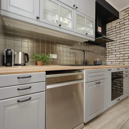 Spacious For 4 People With Air Conditioning By Renters *