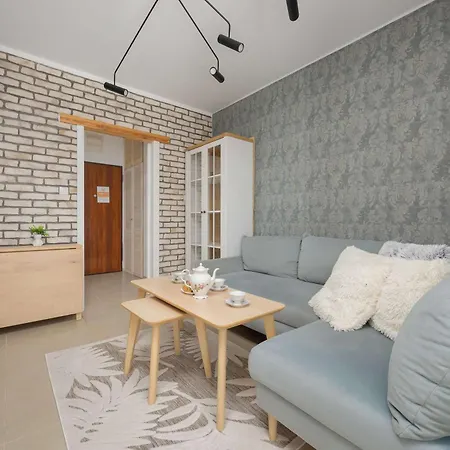 Spacious For 4 People With Air Conditioning By Renters Lägenhet Warszawa