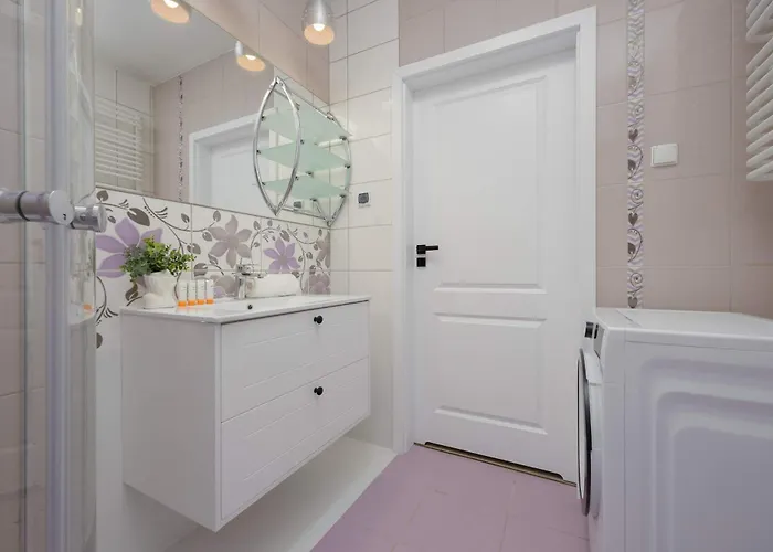 Spacious For 4 People With Air Conditioning By Renters Warszawa