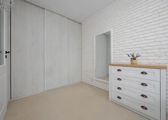 Spacious For 4 People With Air Conditioning By Renters *