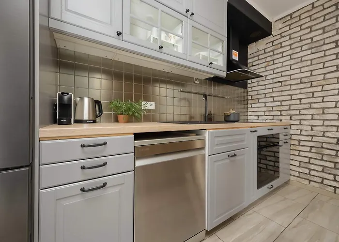 Spacious For 4 People With Air Conditioning By Renters *