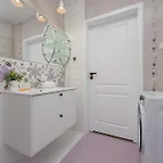 Spacious For 4 People With Air Conditioning By Renters Warszawa